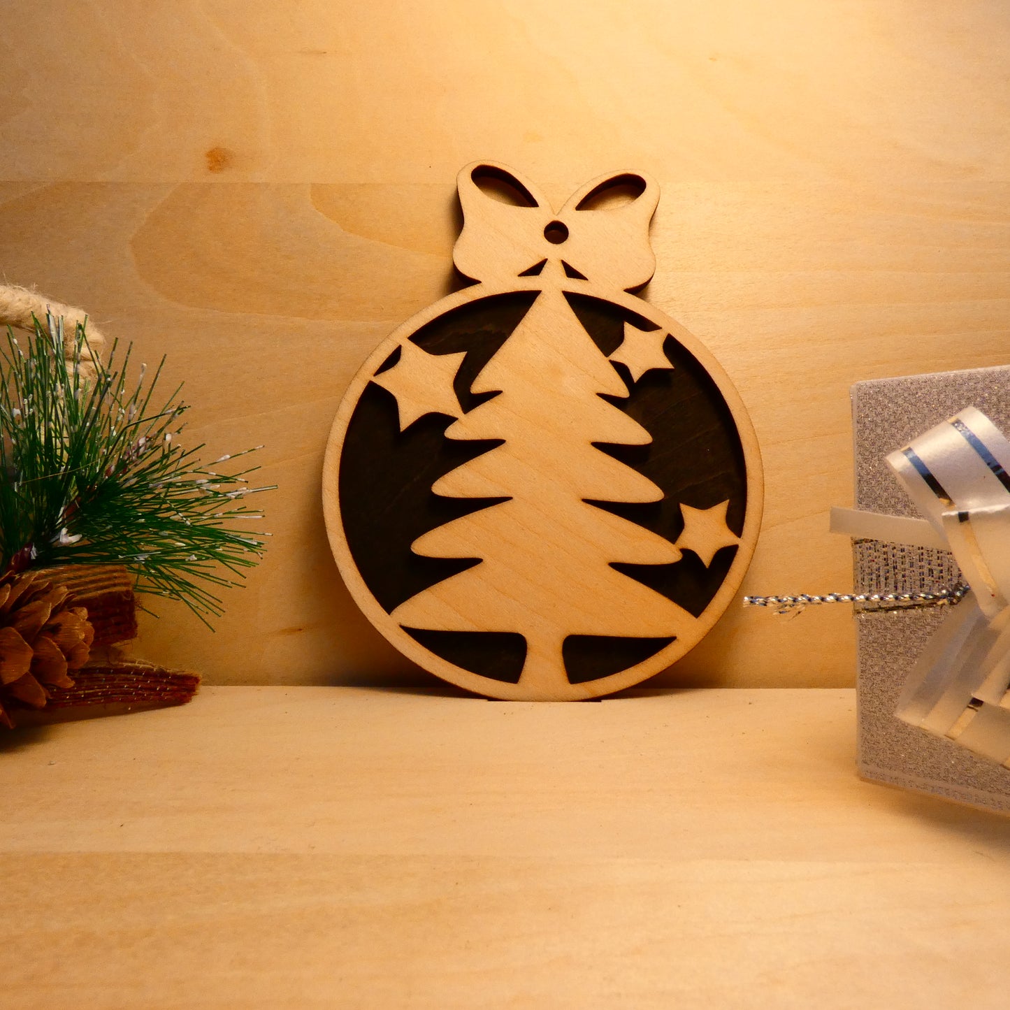 Boule de Noël en bois - modèle 10