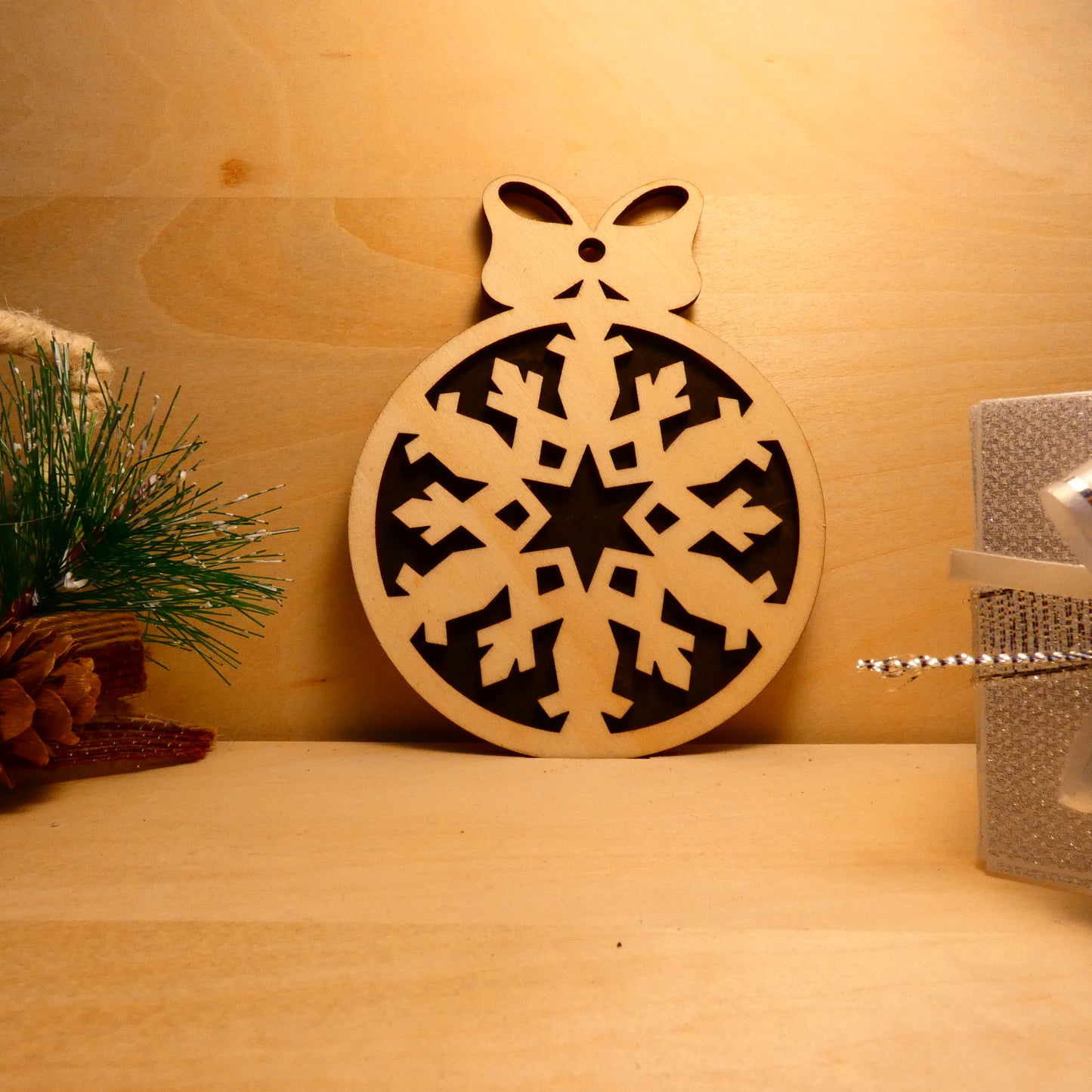 Boule de Noël en bois - modèle 17