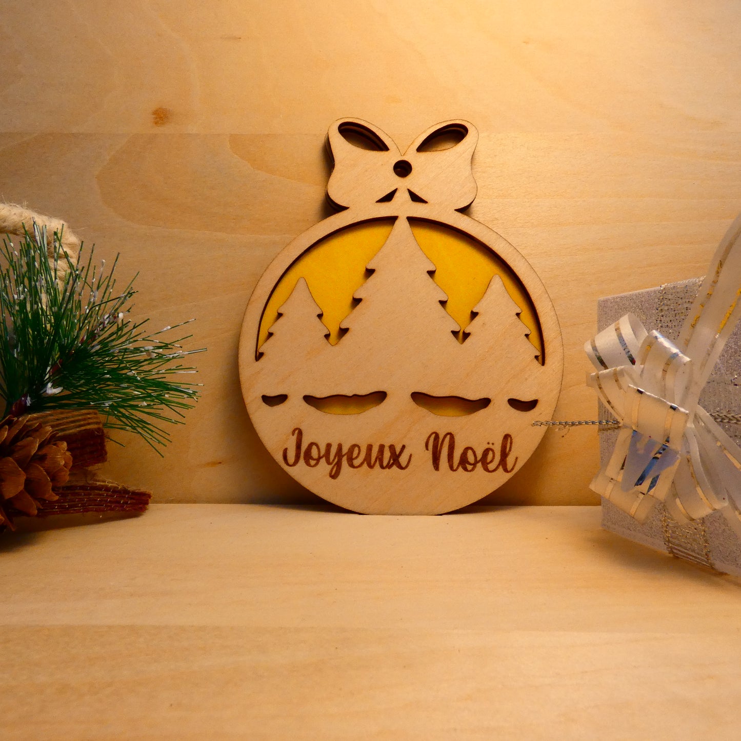 Boule de Noël en bois - modèle 4