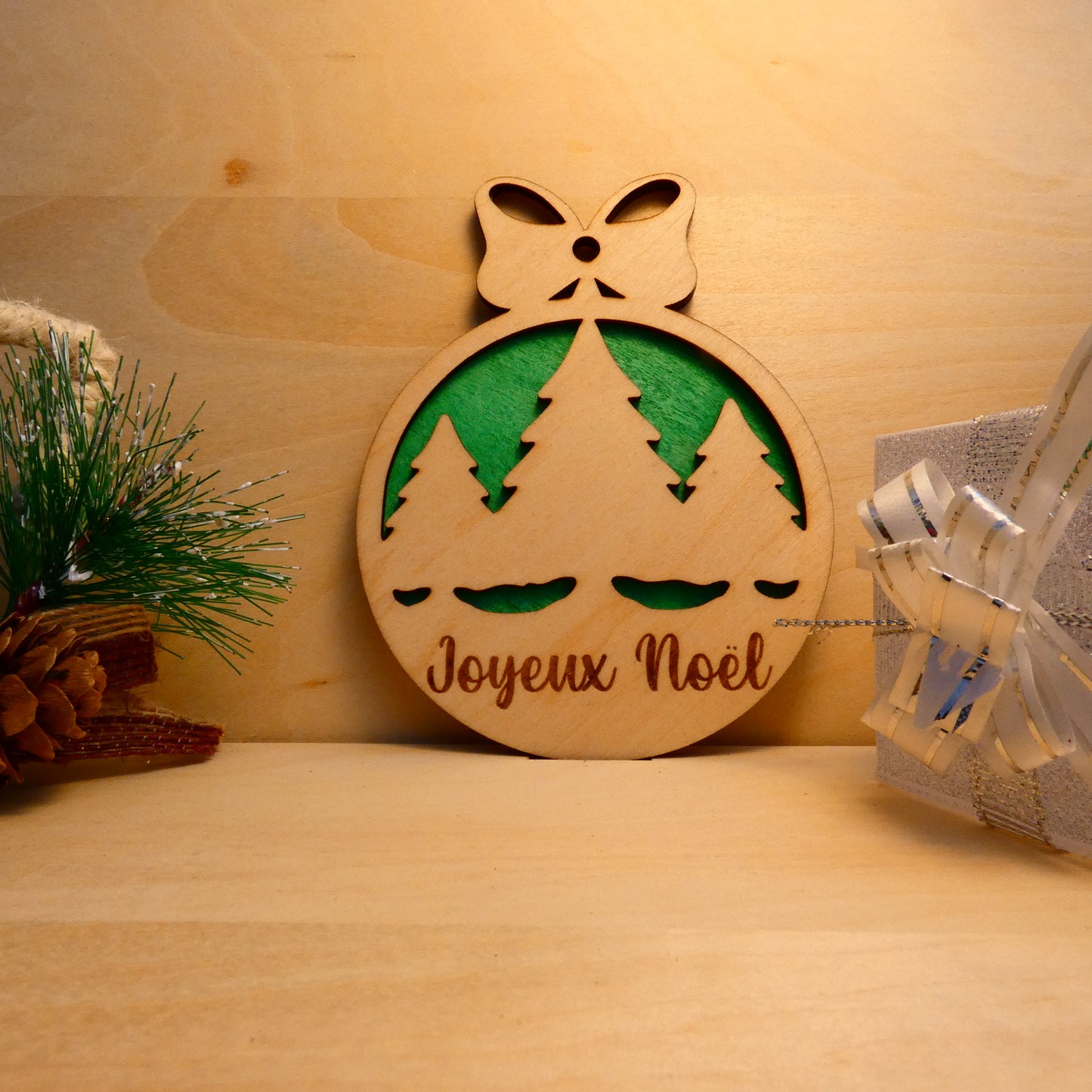 Boule de Noël en bois - modèle 4