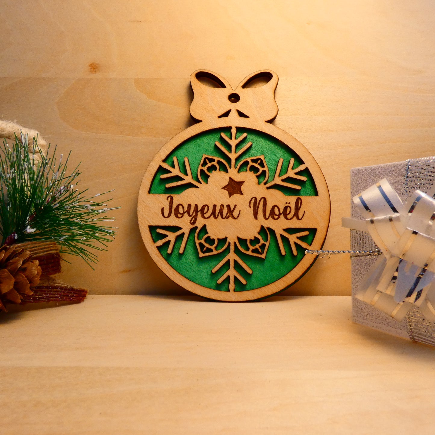 Boule de Noël en bois - modèle 1