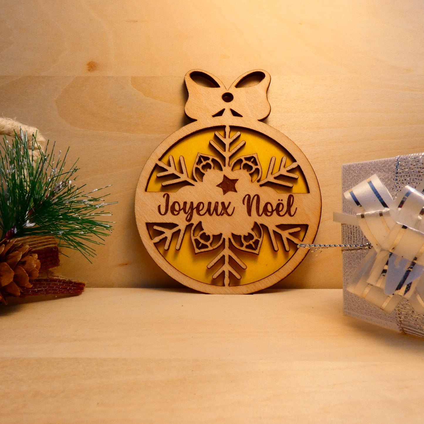 Boule de Noël en bois - modèle 1